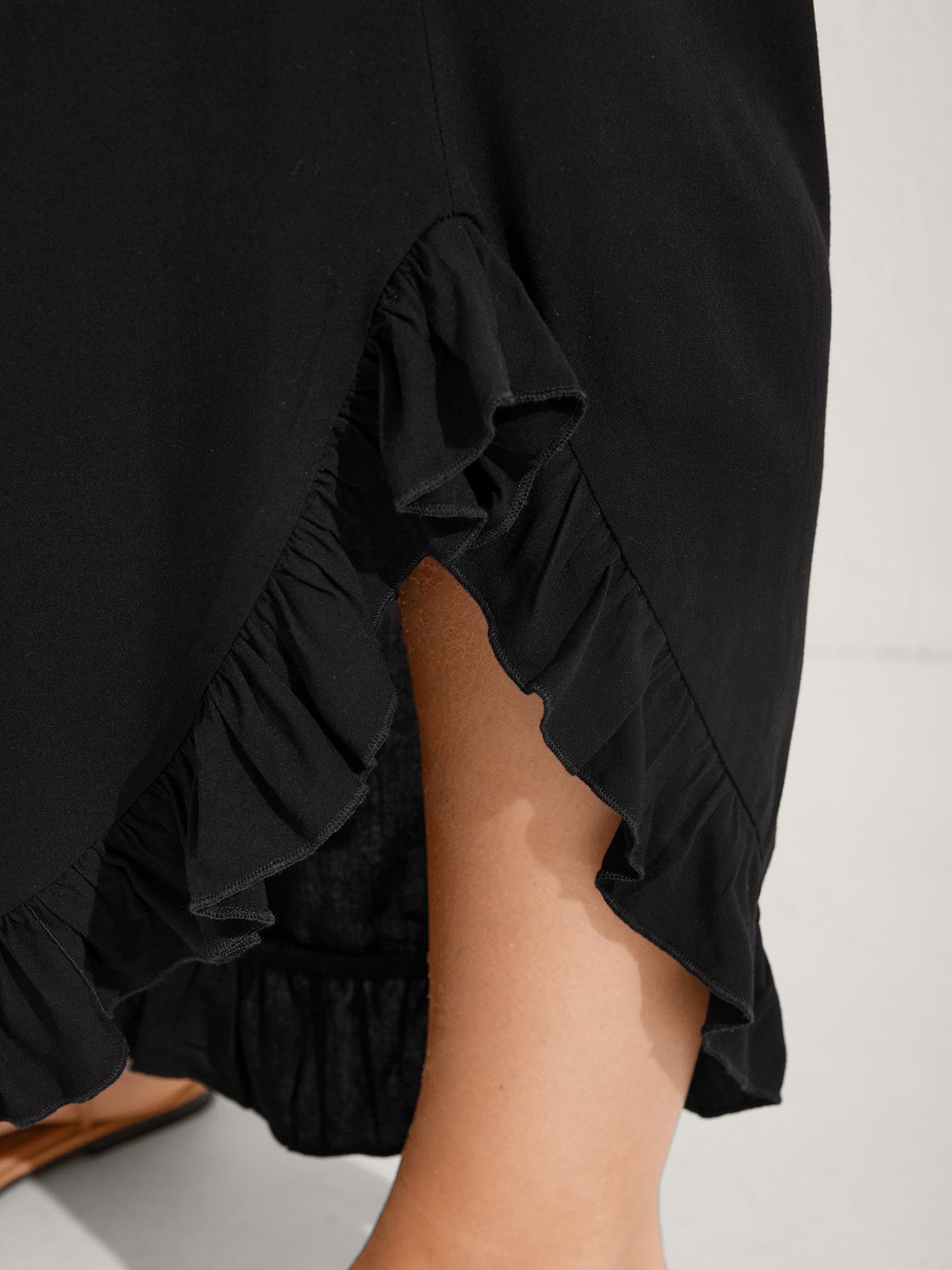 Ruffled Curvy Hem Wide-Leg Pants - Image 4
